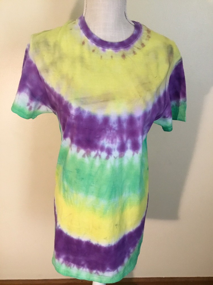 tie dye t-shirt S . Multi-colored . SOME COLORS MIXES WHERE NOT INTENDED.