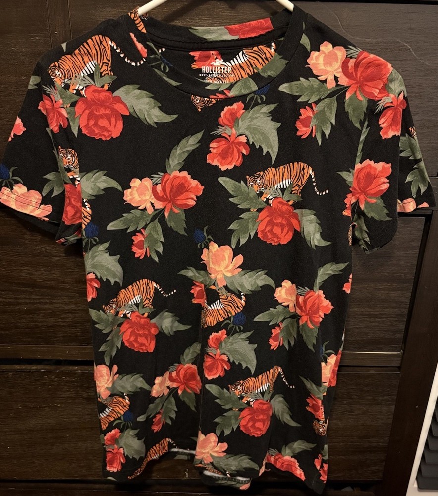 hollister must have collection t shirt with tigers & roses size xs