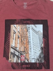 DH3 Men T-Shirt XL Heathered Maroon Red Modern Fit City scape scene no standing