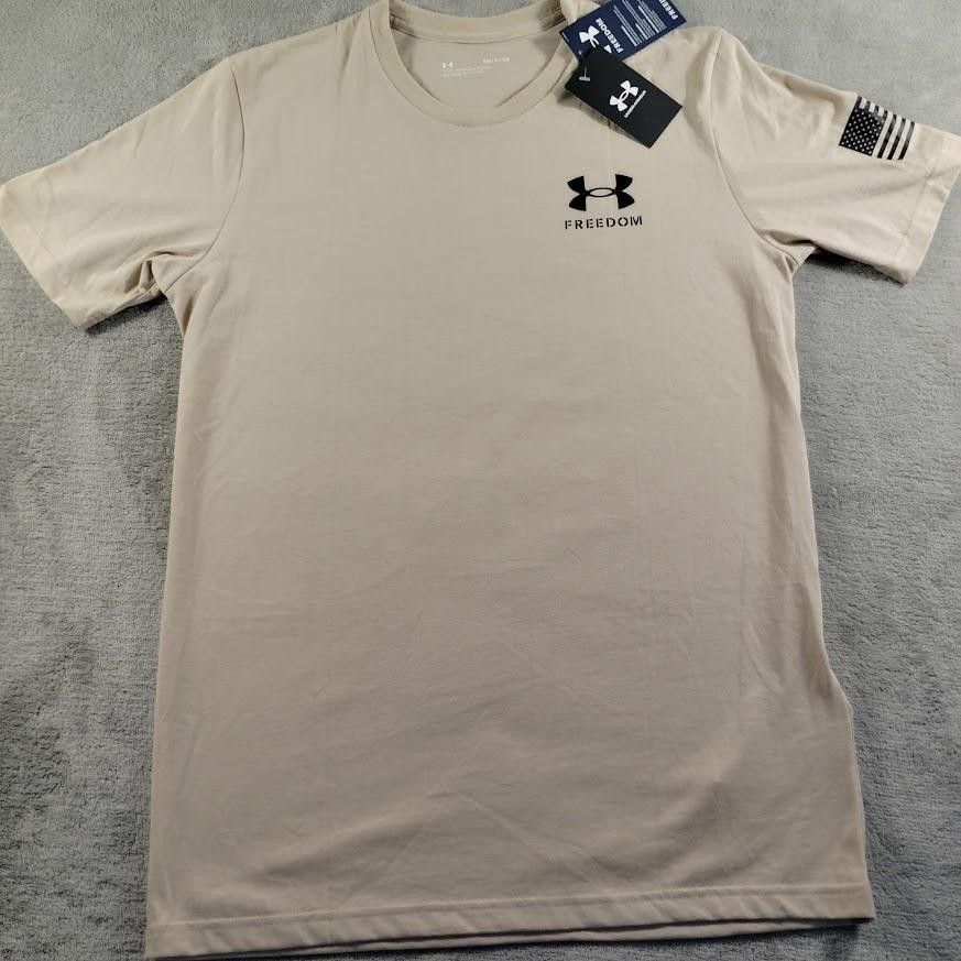 Under Armour Shirt Mens Small Beige Freedom Flag Graphic Crew Neck 1370810