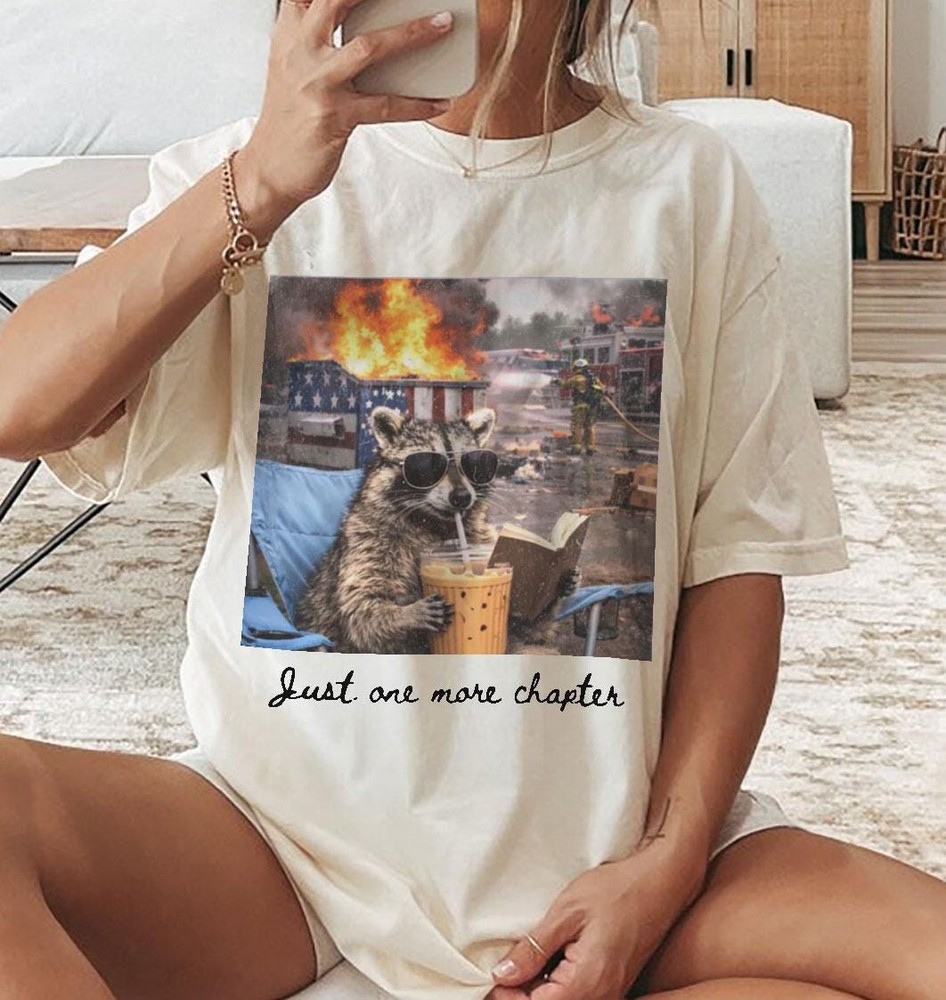 Funny Reading Raccoon Shirt Retro Book Lover Graphic Tee Gift