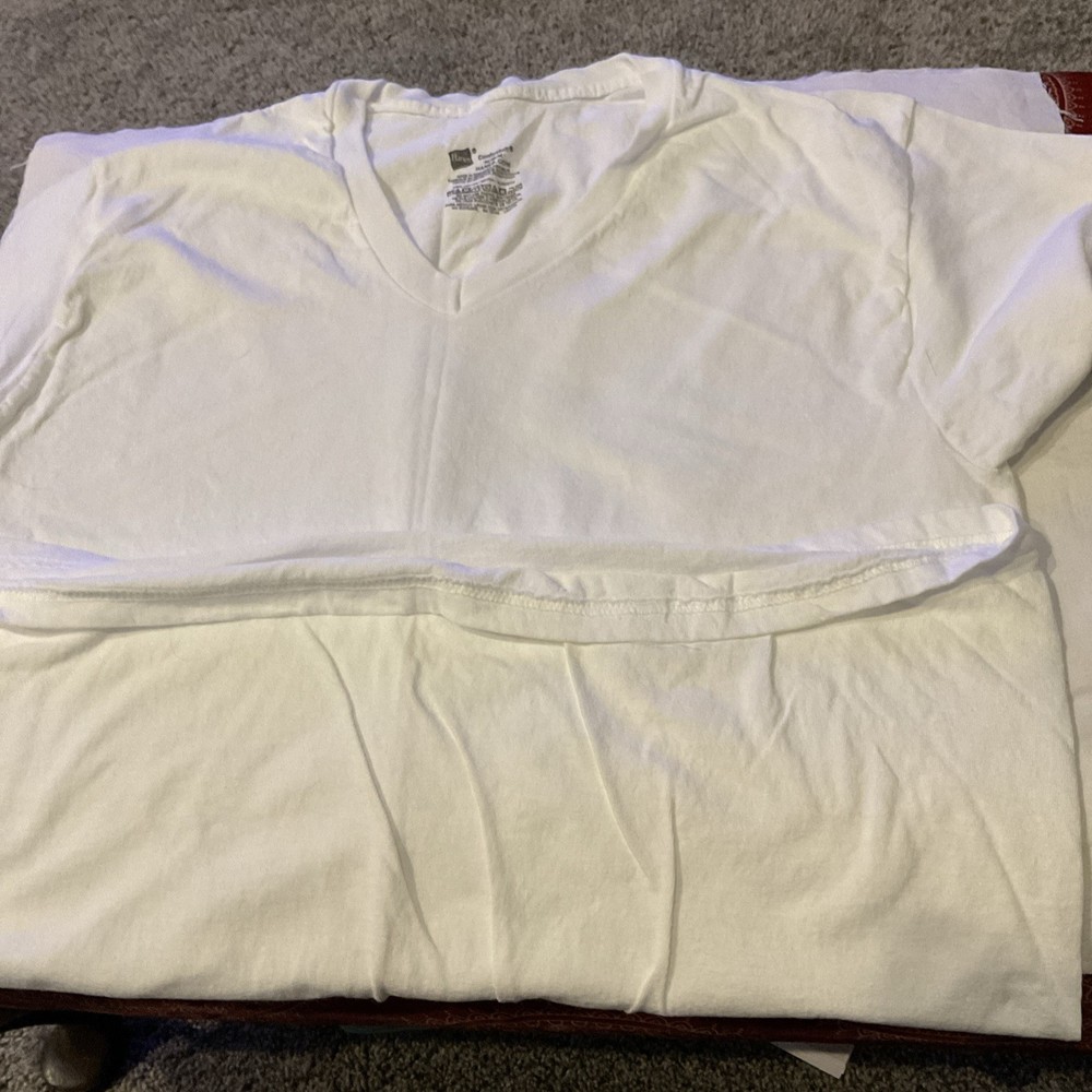 Hanes Comfort Soft Tagless White Undershirt V-Neck T-Shirts Size Med New