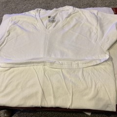 Hanes Comfort Soft Tagless White Undershirt V-Neck T-Shirts Size Med New