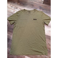 FJALL RAVEN mens mountain graphic tshirt size Medium in olive green EUC