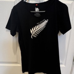 Kiwi Planet Men’s S Black New Zealand Fern Graphic V-Neck T-Shirt Cotton