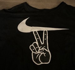 Nike Men PEACE SIGN Size XXL Black & White Tshirt P2p 22” Shoulder To Waist 28”