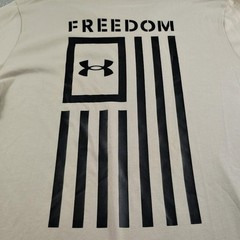 Under Armour Shirt Mens Small Beige Freedom Flag Graphic Crew Neck 1370810