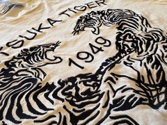 Onitsuka Tiger T-Shirt Mens Large Ivory Japan Streetwear Twin Tigers Embroidered