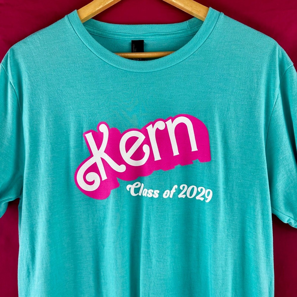 Kern Class of 2029 T-Shirt Graphic Tee Medium Barbie Ken Students Designers