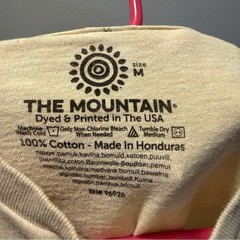 The Mountan giraffe Tee shirt yellow acid wash short sleeve