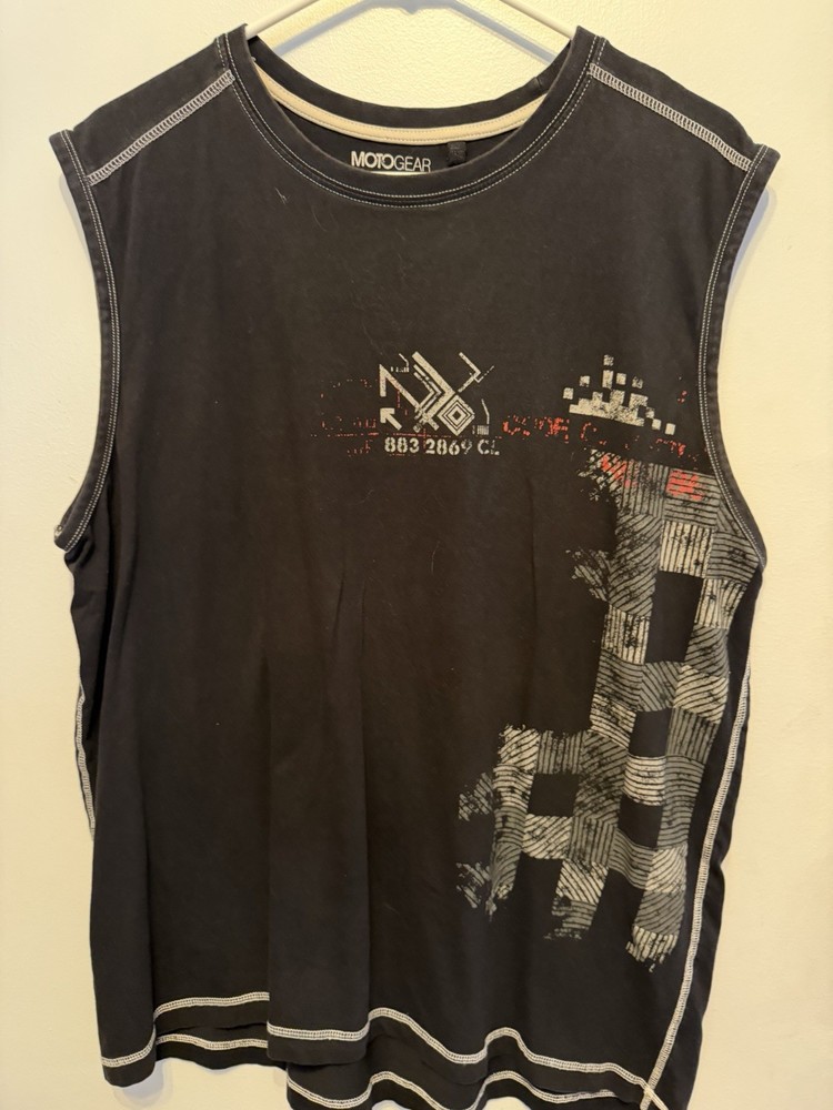 Motogear sleeveless muscle shirt, Black graphic print details on the front.Sz XL