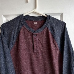 Gap Men’s M Burgundy/Gray Colorblock Long Sleeve Henley T-Shirt Button Accents