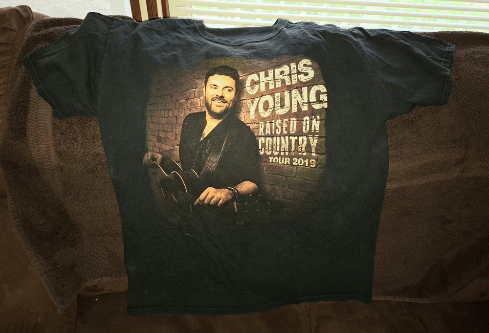 CHRIS YOUNG – 2019 RAISED ON COUNTRY T-SHIRT – WORN A FEW TIMES- SIZE LARGE