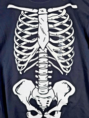 Size L – Yazbek Skeleton Torso Glow In The Dark Graphic T-Shirt Black
