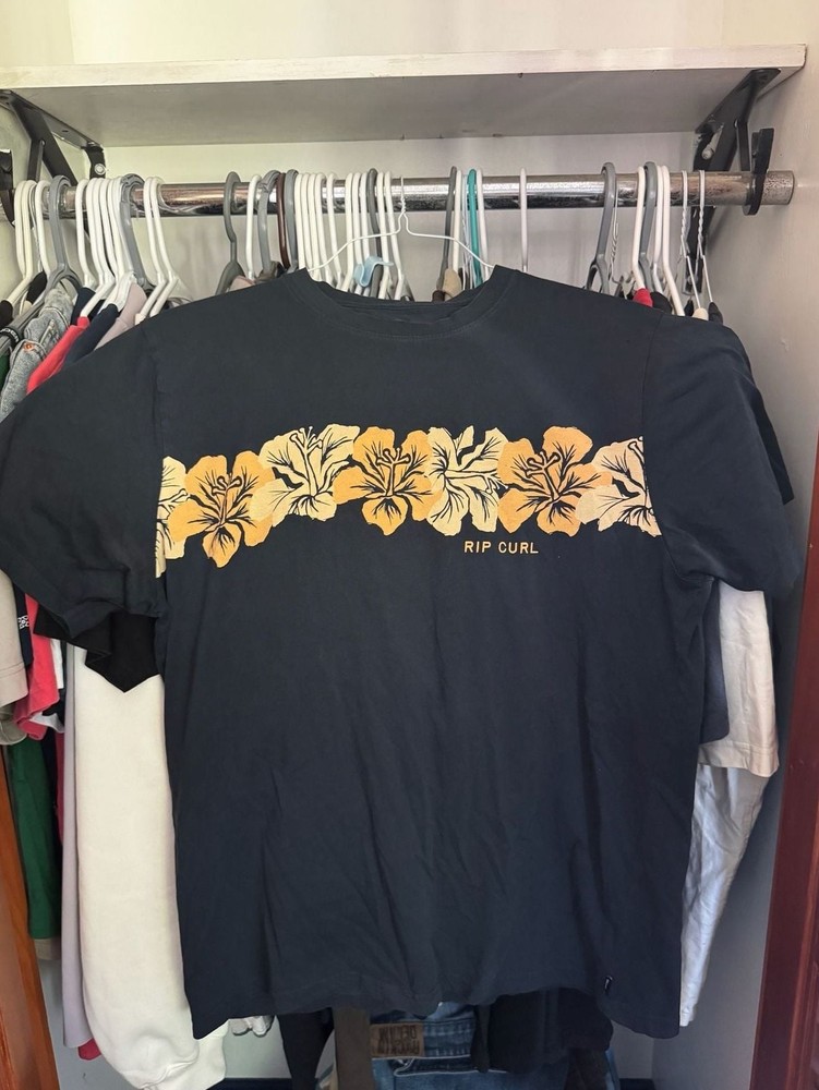 Rip Curl Men’s Relaxed Fit Graphic Short Sleeve T-Shirt with Hibiscus Print