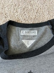 Routine Baseball 3/4 Sleeve T-Shirt Gray Mens Size Large Bats Stars