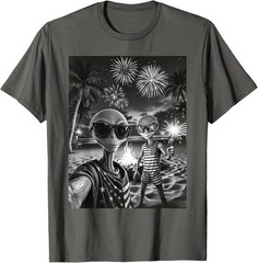 Patriotic Alien Selfie USA Fireworks 4th of July Funny Alien T-Shirt