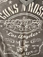 Guns N’ Roses “Paradise City” V-Neck Graphic Tee – Size L