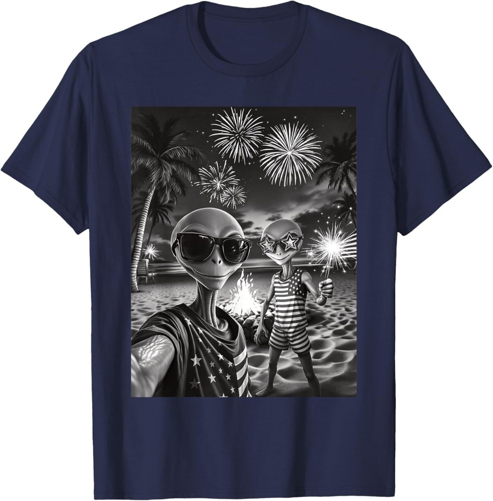 Patriotic Alien Selfie USA Fireworks 4th of July Funny Alien T-Shirt