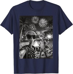 Patriotic Alien Selfie USA Fireworks 4th of July Funny Alien T-Shirt
