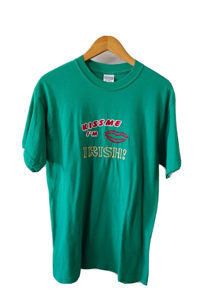 Gildan Ultra Blend T-Shirt Mens M Green St Patrick’s Day S/S Embroidered Kiss Me