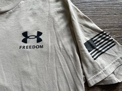 Under Armour UA Freedom Shirt Tan Desert Flag Logo Loose Medium HeatGear US Flag