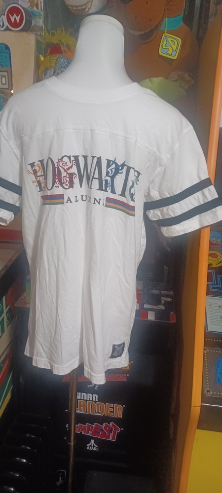 Harry Potter Hogwarts Alumni T Shirt Size Medium Pre Owned. Universal Studios.