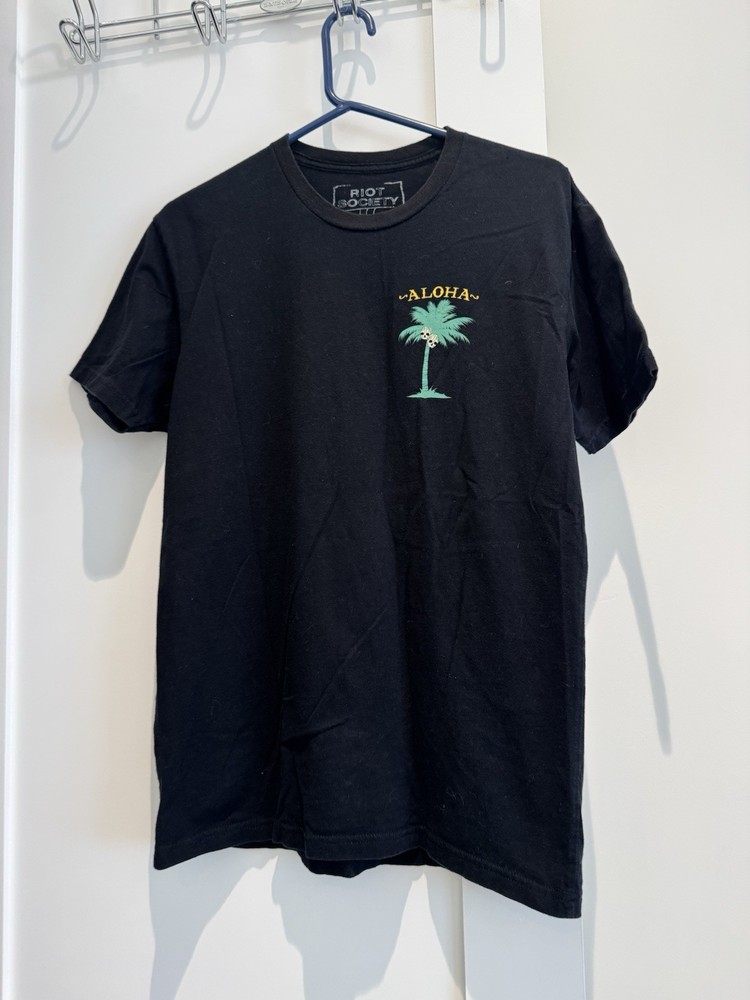 Riot Society Black shirt sleeve Aloha Tshirt size Medium