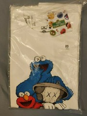 Uniqlo Kaws x Sesame Street Unisex Elmo Cookie Monster Tee Limited Edition XS