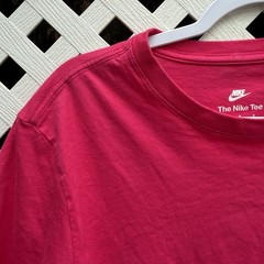 Nike Red T-Shirt White Embroidered Swoosh Size Men’s Large Sportswear