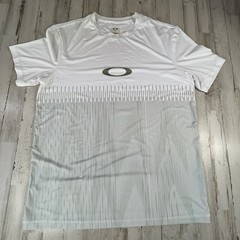 Oakley Tee, white with Green logo. Size Large Regular Fit