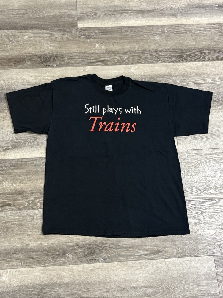 Vintage Black “Still Plays With Trains” Funny Black Graphic Shirt Y2K – Men’s XL