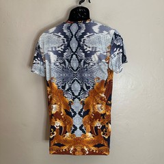 Mondo V Neck T Shirt Medium Gently worn 70% cotton/25% polyamide/5% lycra