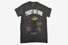 Trust The Universe Mens Trust No One Puff Print Shirt New Small