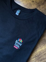 Vintage Round Table Pizza Embroidered Logo Pizza Lover Black Shirt – Size L