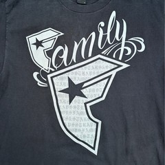 Y2K Famous Stars and Straps Family Logo T Shirt Mens Large 21.5×27