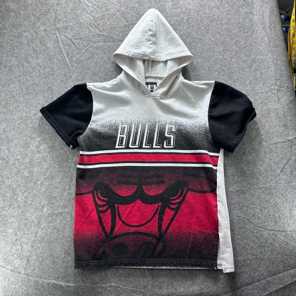 NBA Shirt Mens L Red Chicago Bulls Graphic Hooded V-Neck Cotton Tee Short Sleeve