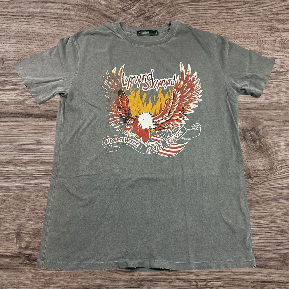 Lynyrd Skynyrd / Retro Graphic T-Shirt Adult Size Large Color Distressed Black