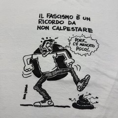 Vintage 80s IL Fascismo E Un Ricordo Da Non Calpestare Graphic T-Shirt – Medium