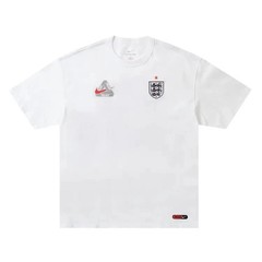 PALACE NIKE ENGLAND T-SHIRTWHITE SIZE L IN HAND
