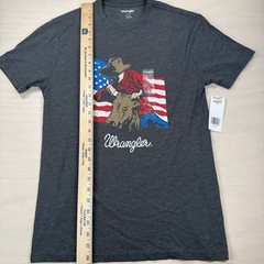 Wrangler Cowboy Riding Bull USA Flag Graphic T-Shirt Men’s Small NWT Gray