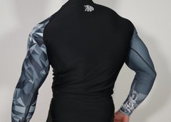 MEN’S BLACK/DARK GRAY COMPRESSION SHIRT SIZE M