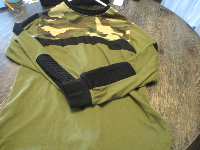BLEECKER & MERCER CAMO SLEEP SHIRT, ZIPS IN BACK, SIZE M