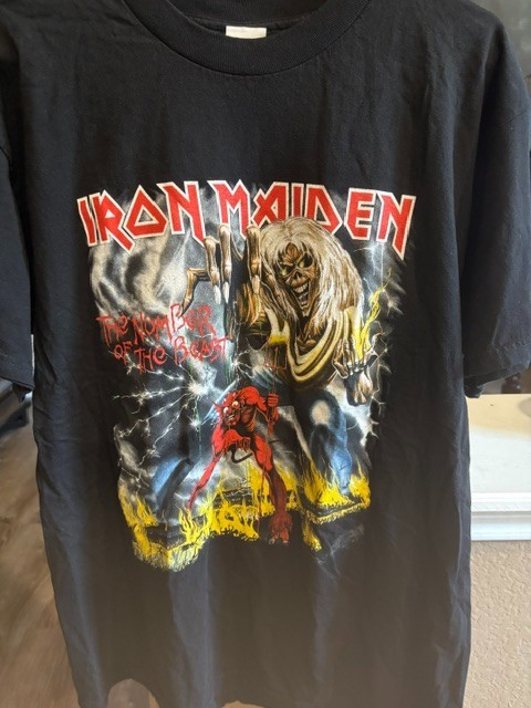 Used vintage concert t-shirt. Size fits M/L.