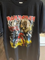Used vintage concert t-shirt. Size fits M/L.