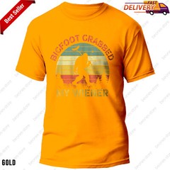 Funny Retro Bigfoot Design Hilarious Bigfoot Grabbed My Wiener Shirt Gift