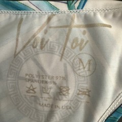 Voi Toi Tank Top Medium Gently worn 97% polyester / 3% spandex 21″ armpits