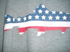 UNISEX LAKE AND TRAIL NWT, GRAY T SHIRT, WITH RED , WHITE , BLUE FISH, SIZE L