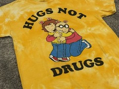 Vintage Y2K Arthur And Buster Bunny Hugs Not Drugs 2001 Marc Brown T-Shirt M