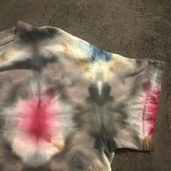 GILDAN TIE DYE Medium SHORT SLEEVE GRAY PINK BLUE RED Swirl OF MANY COLORS